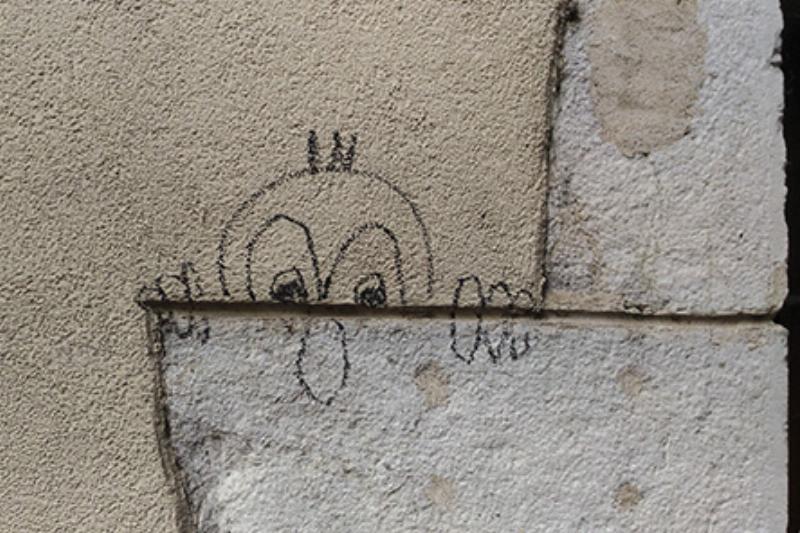 Une œuvre d’art mural de C215, un portrait détaillé et coloré au pochoir sur un mur urbain de Paris, illustrant l’art mural contemporain